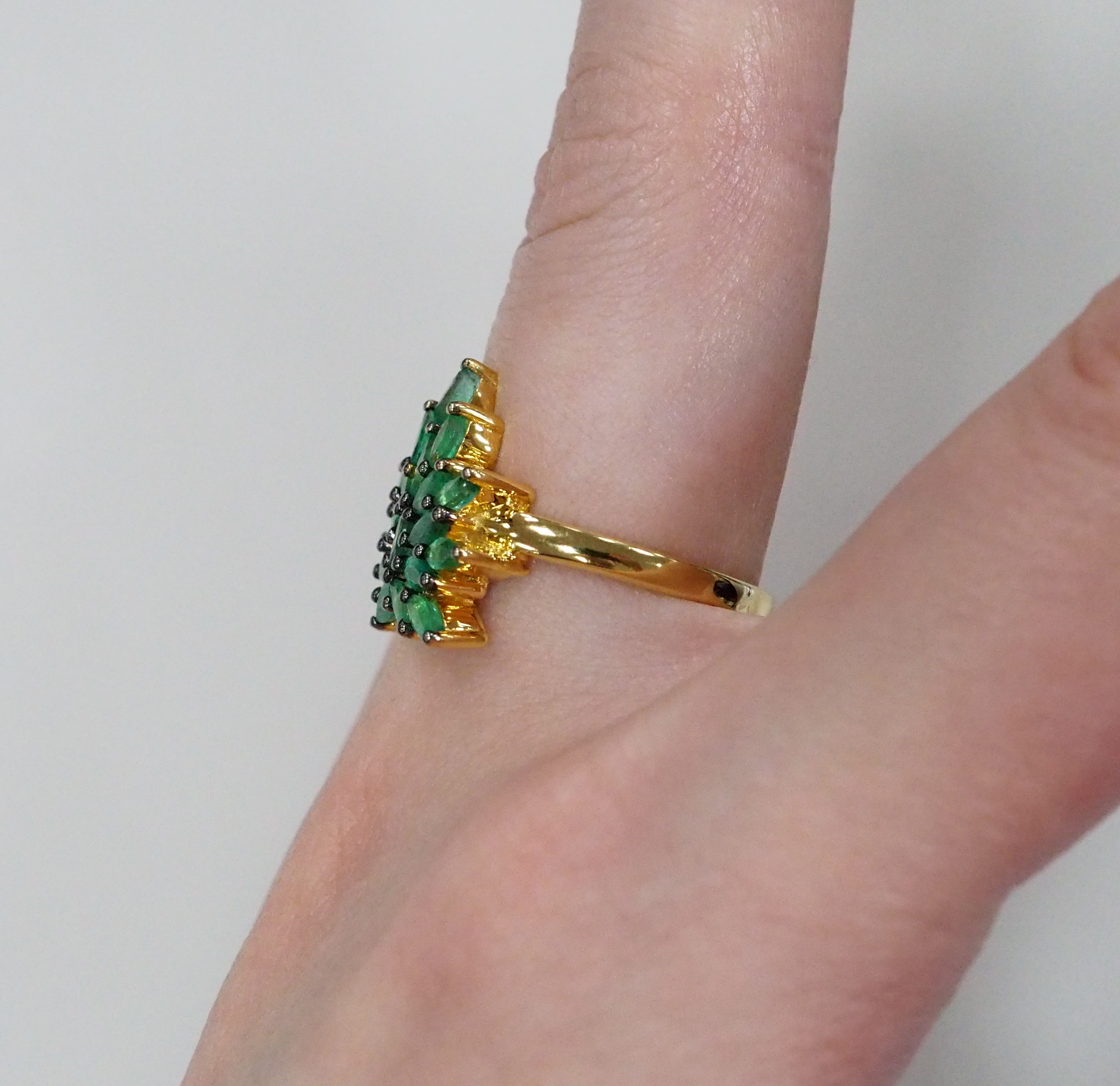 Серебряное кольцо с изумрудами